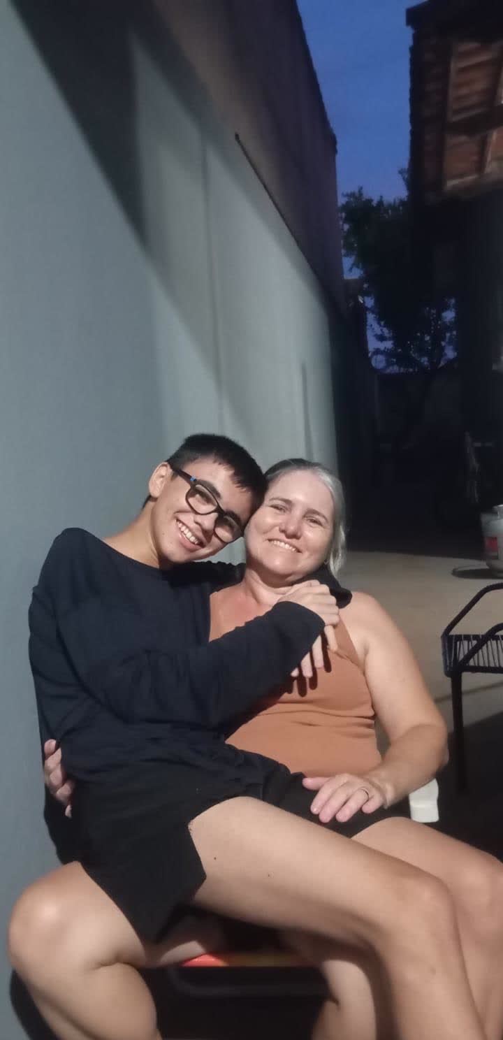 Luiz Felipe abraçado com a mãe, Leandra, sorrindo