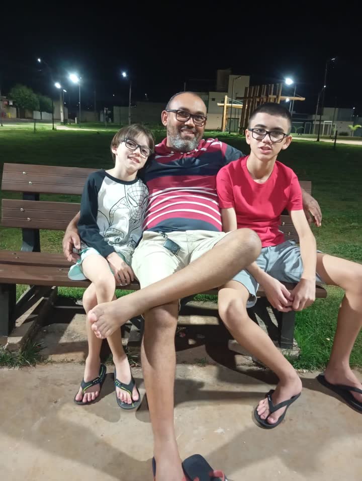 Luiz Felipe no parque com o pai, Antônio, e o irmão, Davi