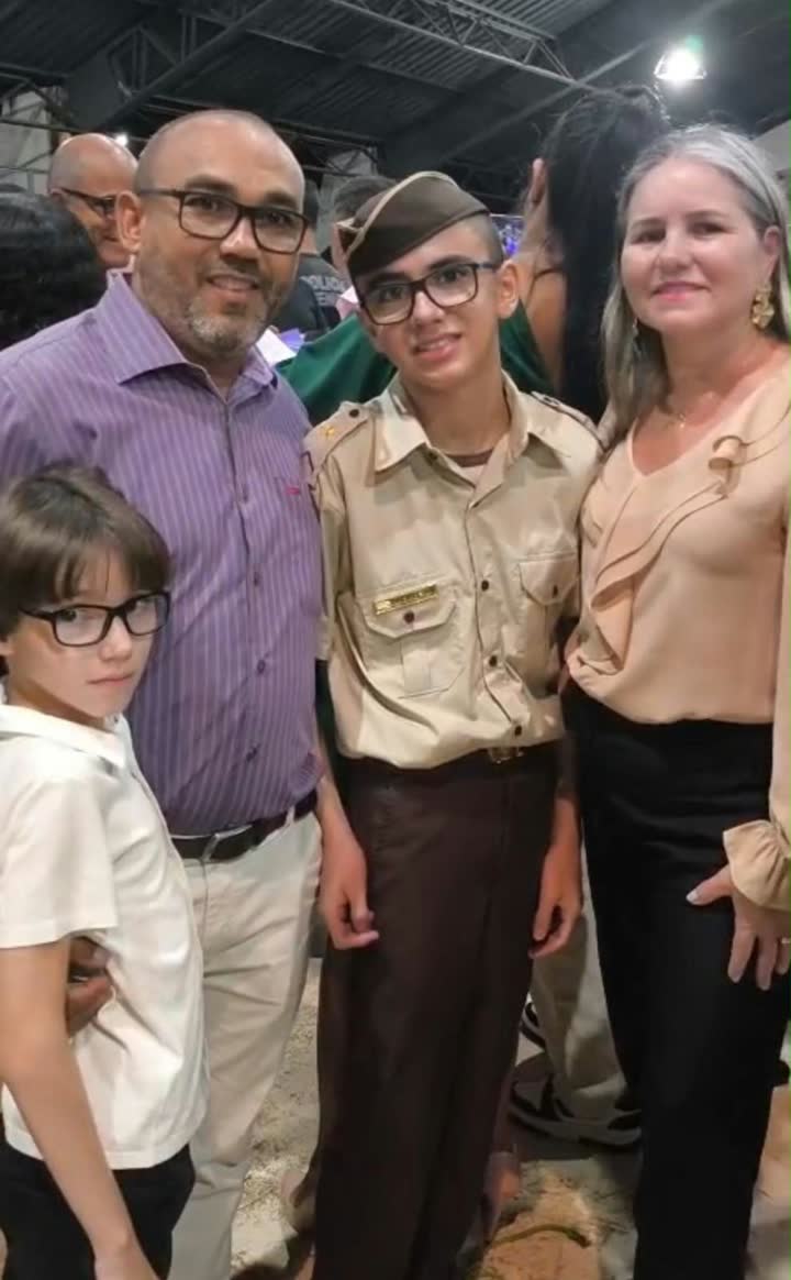Luiz Felipe de farda do colégio, com os pais e o irmão